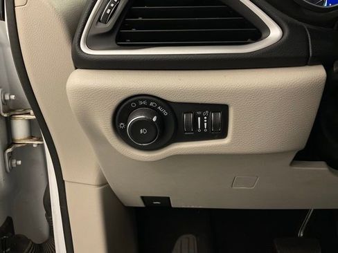 Used 2023 Chrysler Pacifica Touring-L FWD image 14