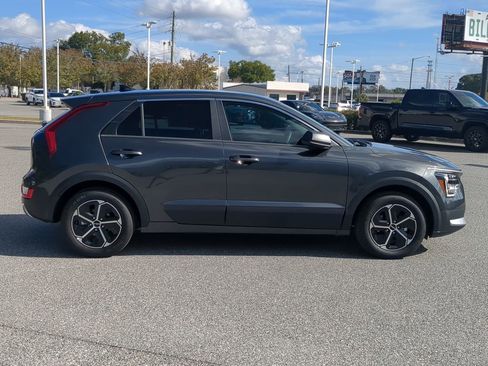 Used 2025 Kia Niro LX image 12
