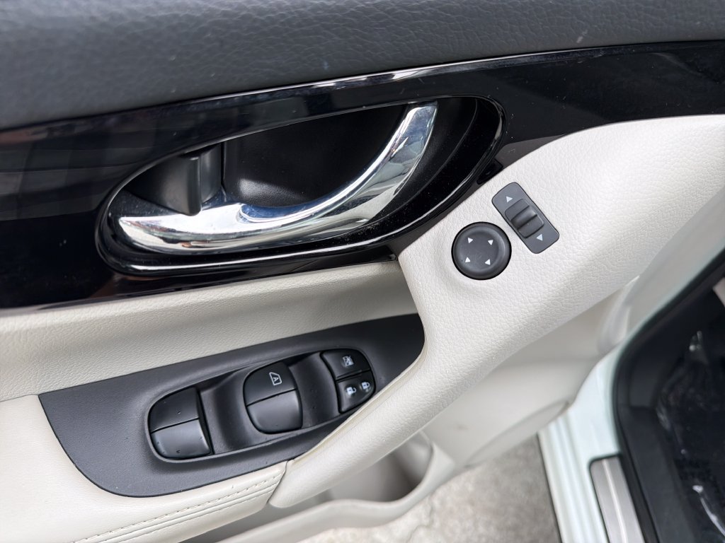 Used 2021 Nissan Rogue Sport SL FWD image 18