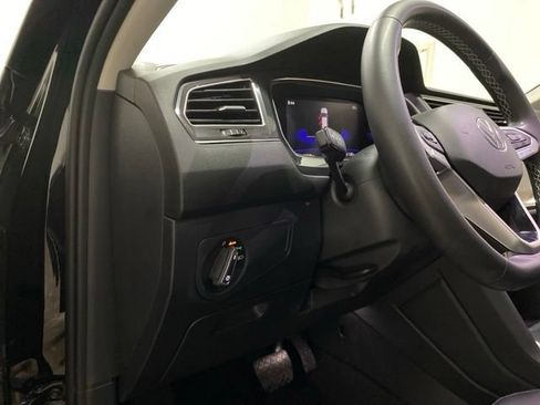 Used 2023 Volkswagen Tiguan SE w/ Panoramic Sunroof Package FWD image 17