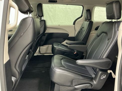 Used 2023 Chrysler Pacifica Touring-L image 17