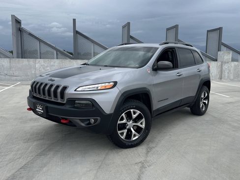 Used 2016 Jeep Cherokee Trailhawk AWD/4WD image 2