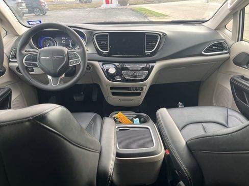 Used 2024 Chrysler Pacifica Touring-L image 24