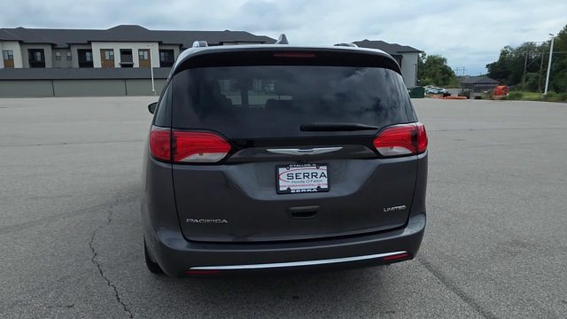 Used 2019 Chrysler Pacifica Limited w/ Advanced Safetytec Group FWD image 6