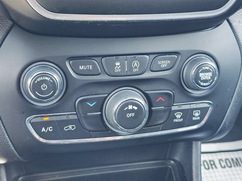 Used 2019 Jeep Cherokee Latitude Plus w/ Cold Weather Group AWD/4WD image 30