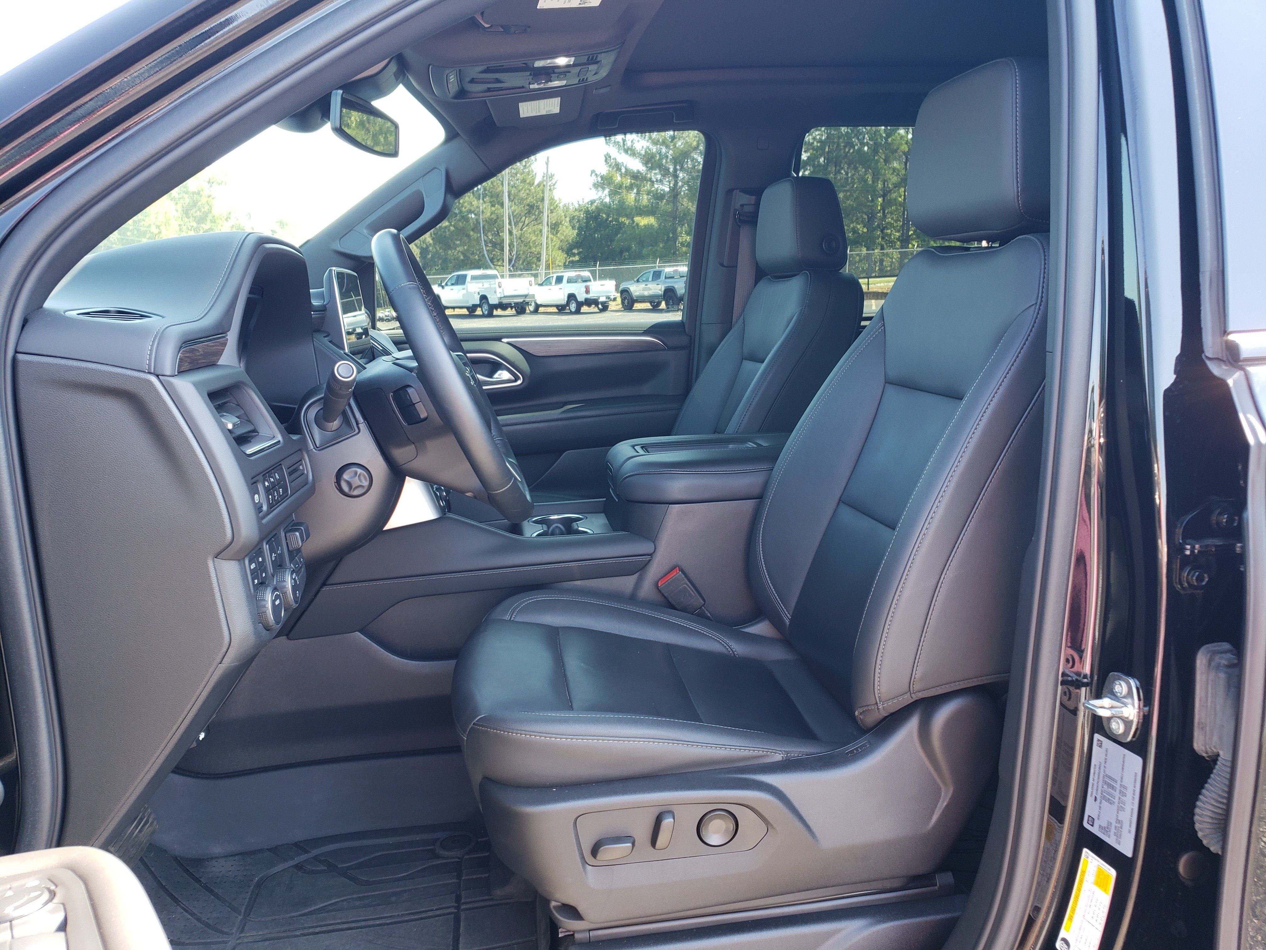 Used 2024 Chevrolet Tahoe Z71 w/ Luxury Package AWD/4WD image 31