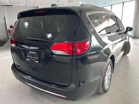 Used 2018 Chrysler Pacifica Touring-L image 9