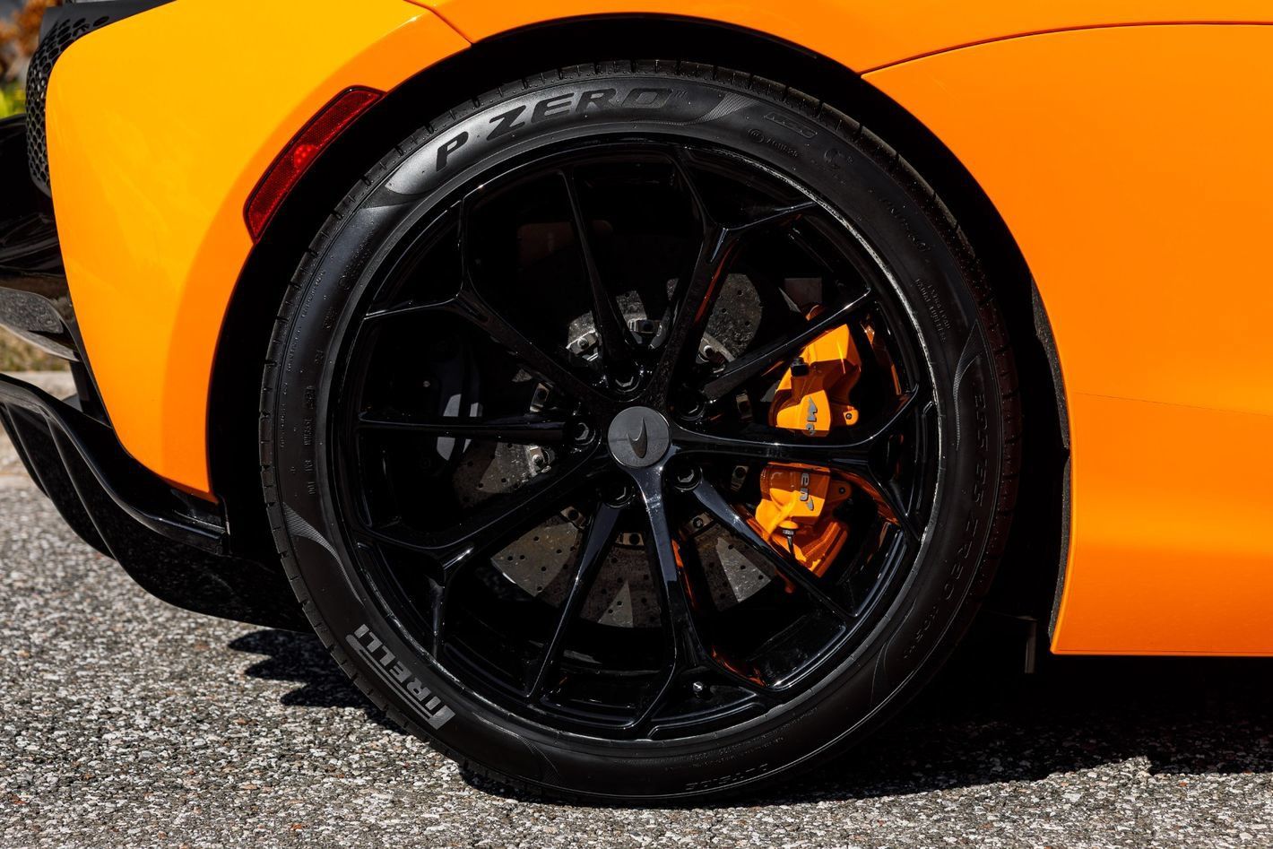 Used 2025 McLaren Artura RWD image 16