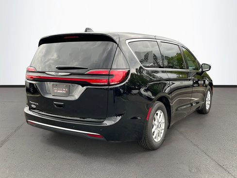 Certified 2025 Chrysler Pacifica Select image 7