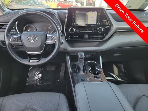Used 2022 Toyota Highlander Limited FWD image 5