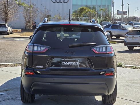 Used 2021 Jeep Cherokee Latitude Plus image 3