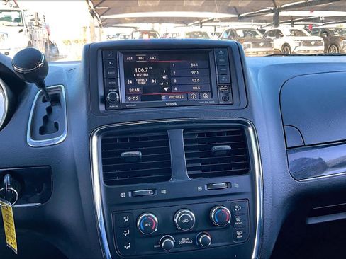 Used 2016 Dodge Grand Caravan SE image 28