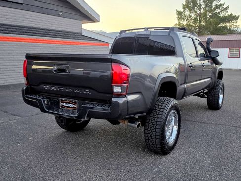 Used 2018 Toyota Tacoma TRD Off-Road w/ Technology Package AWD/4WD image 5