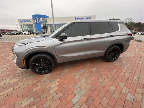 Used 2022 Mitsubishi Outlander SE image 29