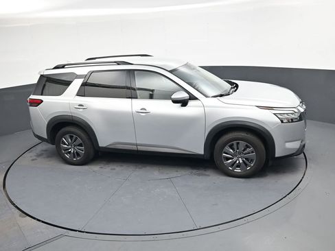 Used 2025 Nissan Pathfinder SV image 30