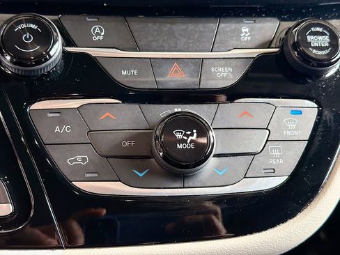 Used 2023 Chrysler Voyager LX image 15