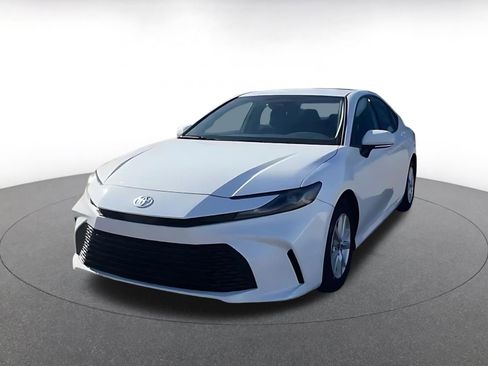 Used 2025 Toyota Camry LE image 7