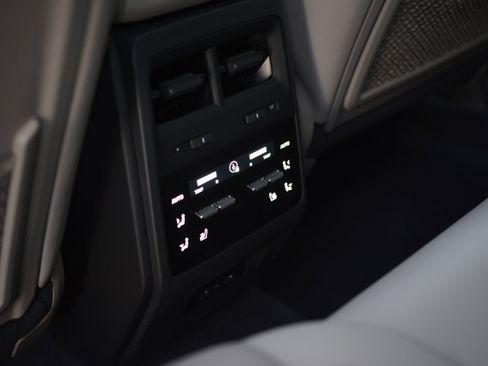 Certified 2025 Porsche Macan 4S Electric image 33