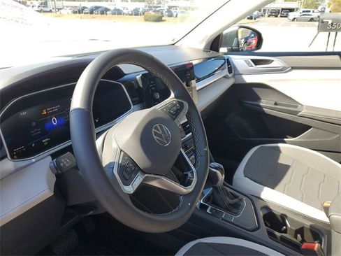 Used 2025 Volkswagen Taos SE w/ Panoramic Sunroof Package image 18