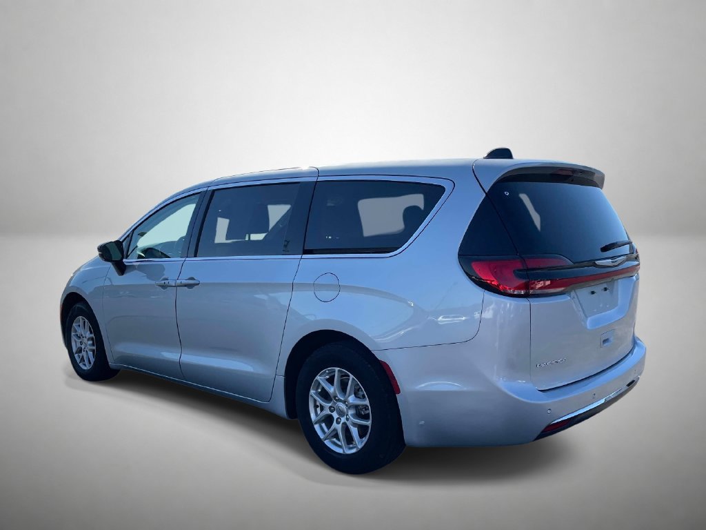 Used 2024 Chrysler Pacifica Touring-L FWD image 5