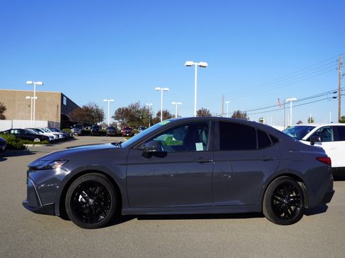 Used 2025 Toyota Camry SE image 6