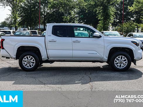 Used 2024 Toyota Tacoma SR5 AWD/4WD image 10