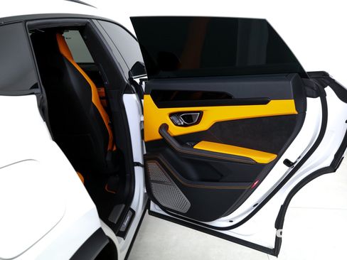 Used 2022 Lamborghini Urus AWD/4WD image 24