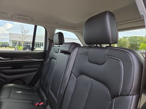 Used 2024 Jeep Grand Cherokee Limited w/ Black Appearance Package AWD/4WD image 22