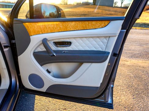 Used 2017 Bentley Bentayga W12 AWD image 49