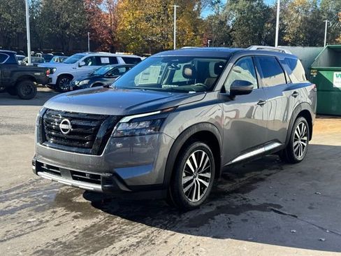 New 2025 Nissan Pathfinder Platinum image 3