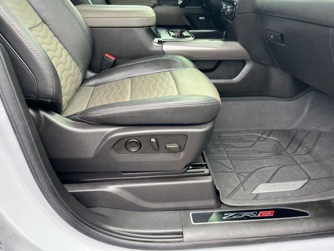 Used 2024 Chevrolet Silverado 2500 ZR2 w/ Technology Package image 30