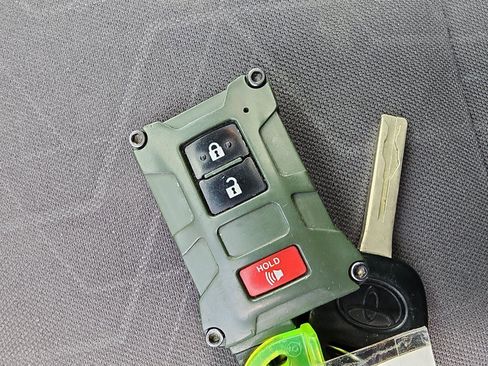 Used 2017 Toyota Tacoma TRD Off-Road image 18