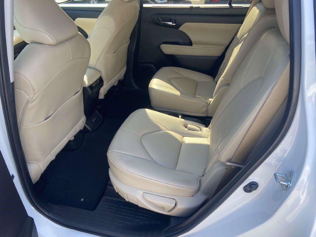Used 2024 Toyota Highlander XLE FWD image 20