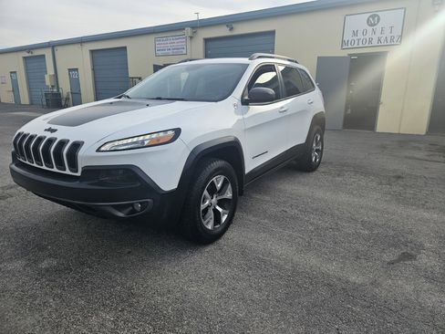 Used 2017 Jeep Cherokee Trailhawk AWD/4WD image 8