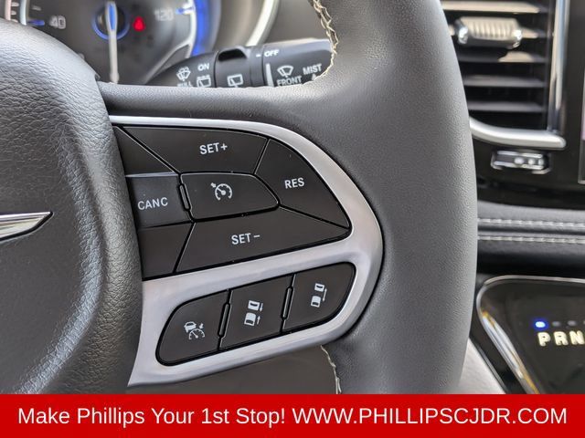 Certified 2022 Chrysler Pacifica Touring-L w/ Uconnect Theater Family Group FWD image 25