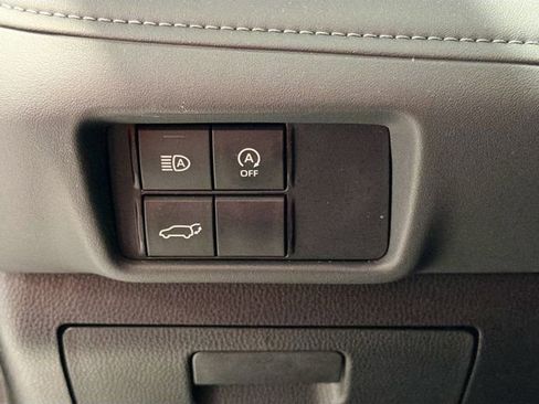 Certified 2025 Toyota Highlander XLE FWD image 10