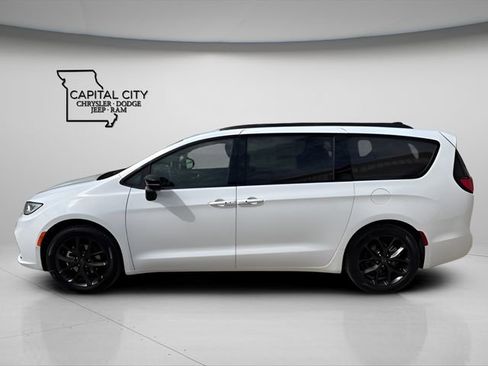 New 2026 Chrysler Pacifica Select w/ S Appearance Package image 4