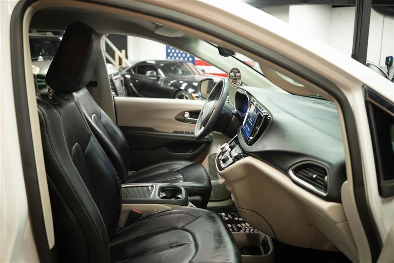 Used 2023 Chrysler Pacifica Touring-L FWD image 14