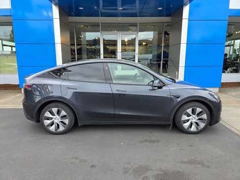 Used 2024 Tesla Model Y Long Range AWD/4WD image 4