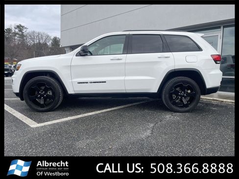 Used 2020 Jeep Grand Cherokee Laredo image 2