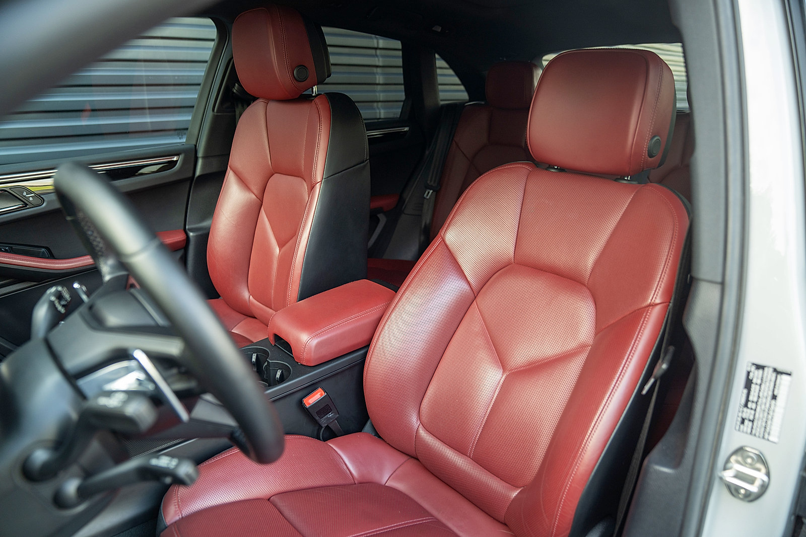 Certified 2023 Porsche Macan AWD/4WD image 5