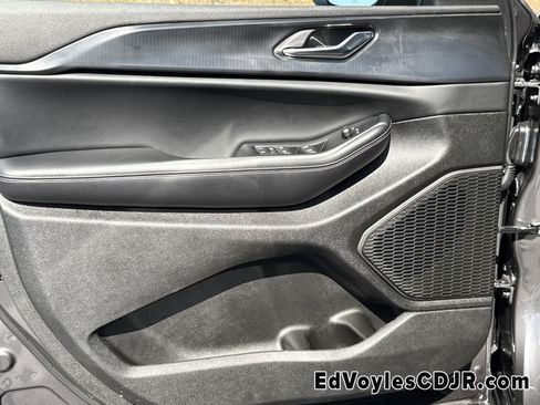 Used 2025 Jeep Grand Cherokee L Altitude image 12