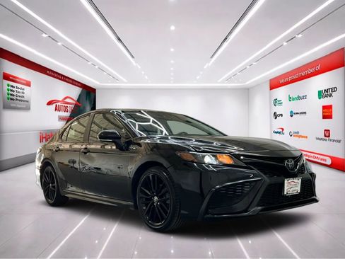 Used 2022 Toyota Camry SE image 2