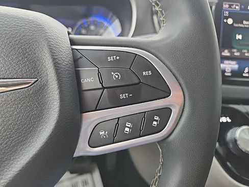 Used 2023 Chrysler Pacifica Touring-L FWD image 41