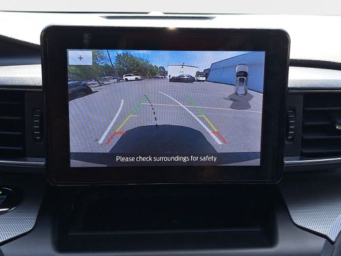 Used 2020 Ford Explorer XLT w/ Equipment Group 202A AWD/4WD image 22