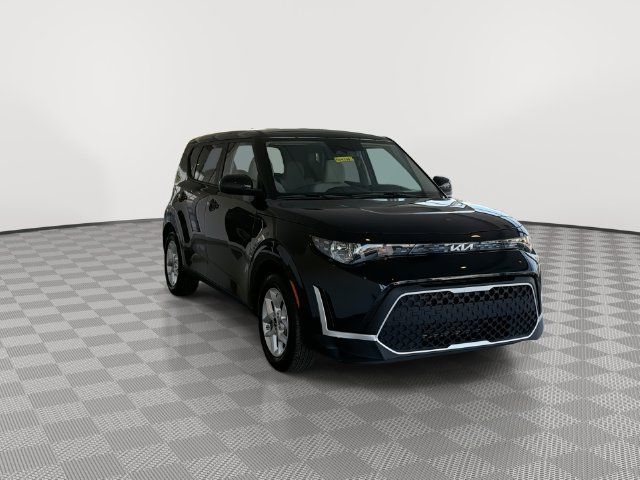 Used 2025 Kia Soul LX FWD image 3