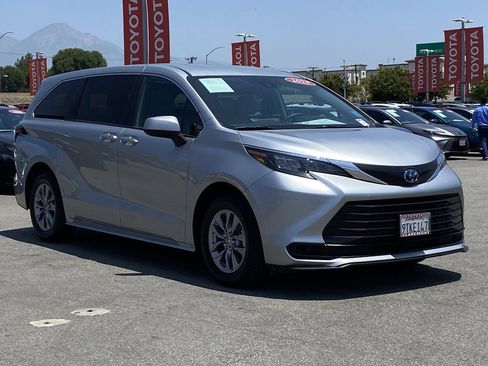 Used 2025 Toyota Sienna LE FWD image 43