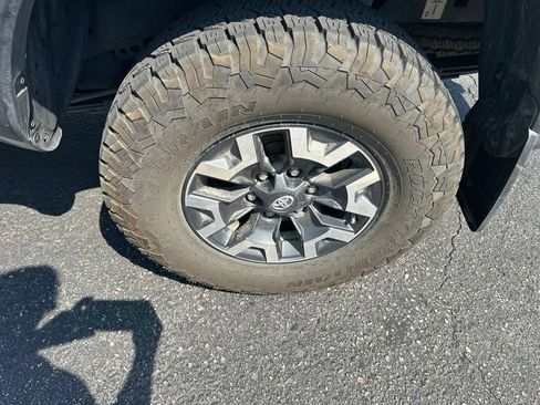 Used 2019 Toyota Tacoma TRD Off-Road w/ TRD Premium Off Road Package AWD/4WD image 19