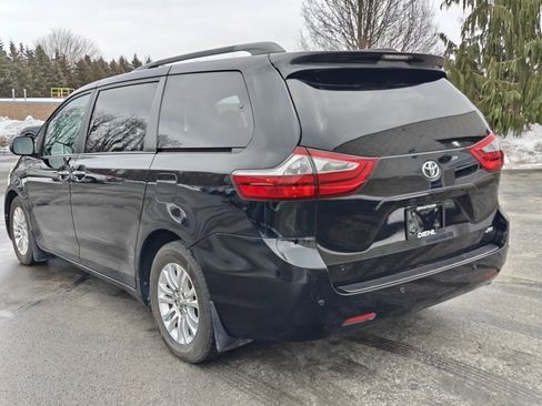 Used 2017 Toyota Sienna XLE image 7