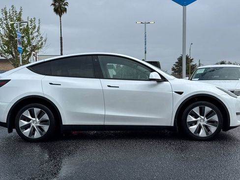 Used 2022 Tesla Model Y Long Range image 7